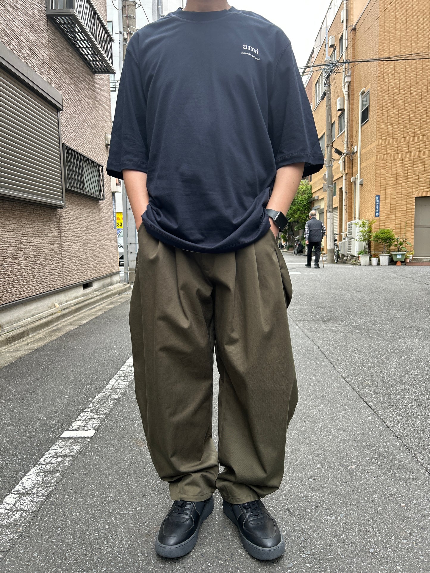 AMI Paris コットンTシャツ【ネイビー/カーキ】