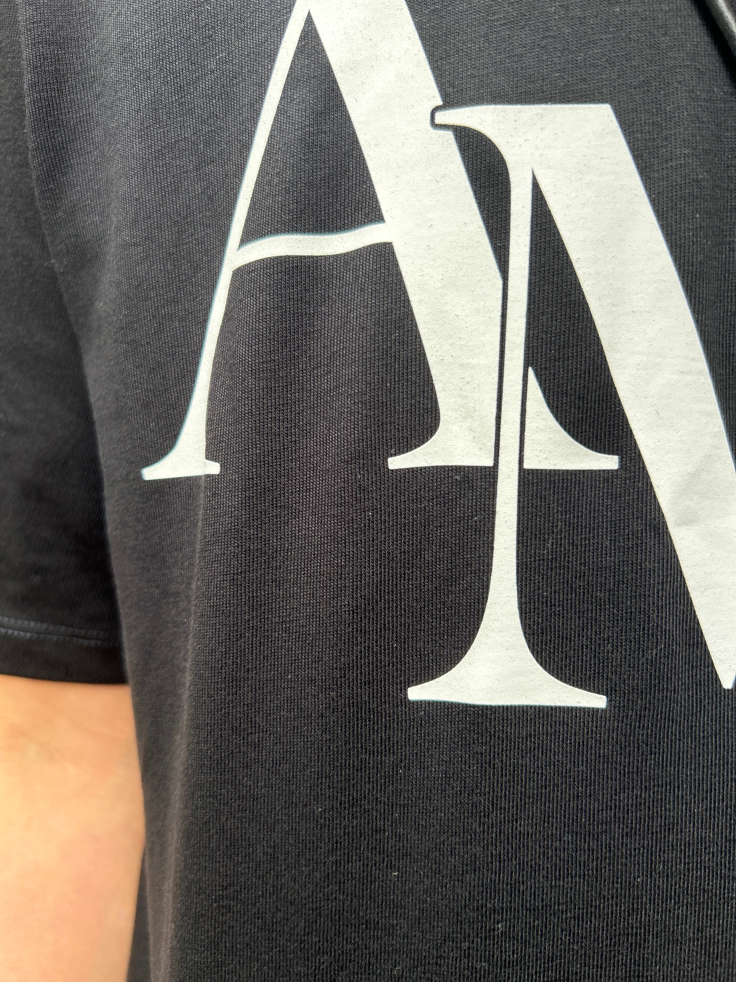 AMIRI STAGGERED LOGO TEE – Vi・Livre(ヴィ・リブレ)