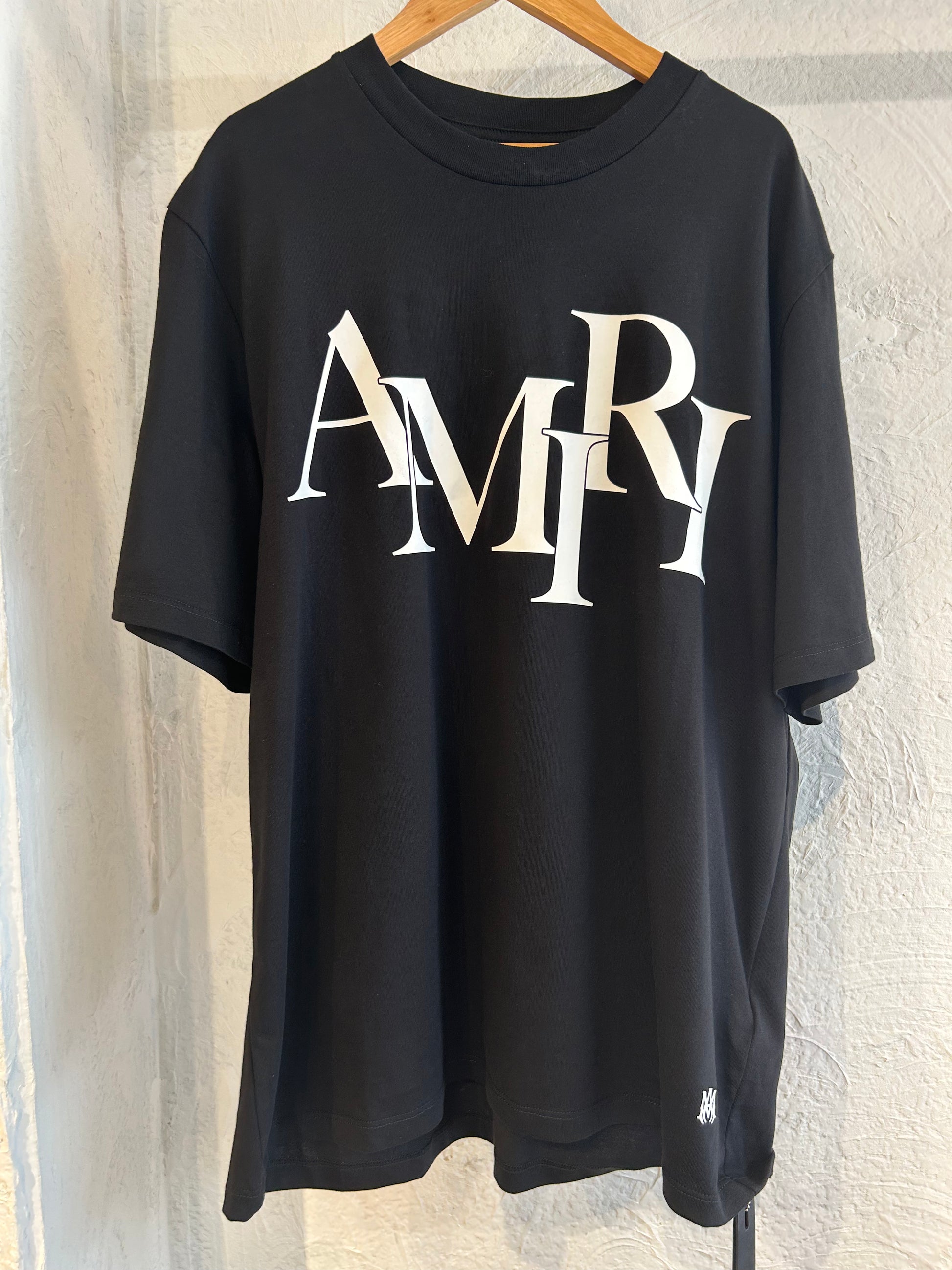 送料関税込み AMIRI Staggered ロゴ コットンTシャツ AMIRI Staggered Logo T-shirt | Black | FARFETCH